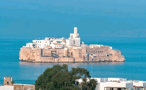 البحرية الملكية تحبط محاولة مهاجر جزائري السباحة نحو صخرة النكور بالحسيمة