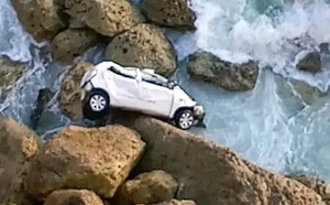 مصرع أسرة كاملة بعد سقوط سيارة من منحدر صخري