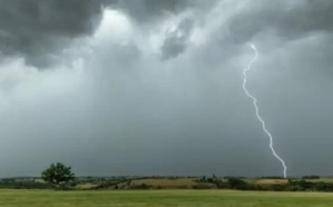 نشرة إنذارية تحذر من زخات رعدية قوية بالناظور ومناطق أخرى بالمملكة