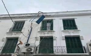 عطب مفاجئ في رافعة يعلق عاملا في الهواء واستنفار لإنقاذه