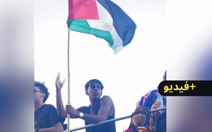 يامال يرفع العلم الفلسطيني خلال احتفالات برشلونة بلقب الدوري الإسباني