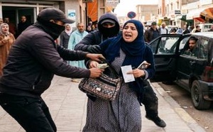 توقيف مشتبه فيهم بعد سرقة 45 ألف درهم من شابة قرب وكالة لتحويل الأموال