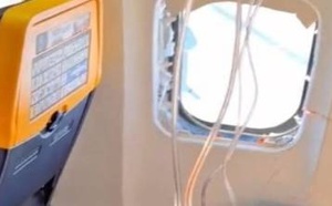 لحظات رعب على متن طائرة متجهة إلى ألمانيا.. ركاب نيقذون مسافرا كاد يقذف من النافذة