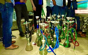 درك الحسيمة يداهم مقهى بشاطئ الصفيحة ويحجز كميات من النراجيل ومادة المعسل