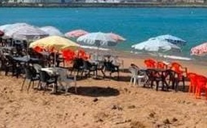 مصطافون يطالبون بتحرير شواطئ رأس الماء من الاحتلال العشوائي للكراسي والخيام