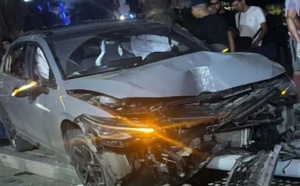 فقدان السيطرة على سيارة ينتهي بالاصطدام بعمود كهربائي بشارع 3 مارس بالناظور