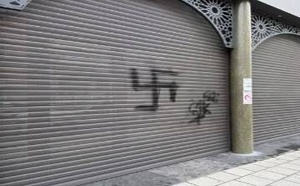 الصليب المعقوف على جدران مسجد الموحدين في لاكن .. جريمة كراهية تستهدف المسلمين وتهدد قيم التعايش في بروكسل