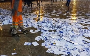 منشورات المرشحين في كل مكان.. عمال النظافة بالناظور يدفعون ثمن الحملة الانتخابية