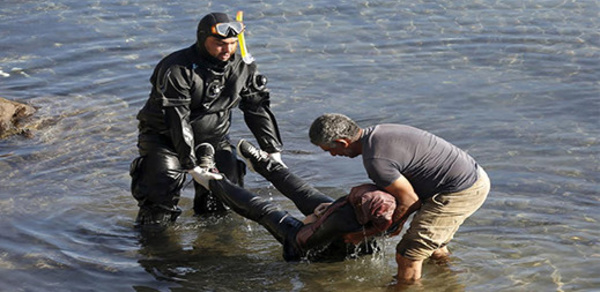 Résultat de recherche d'images pour "مهاجرين سريين مغاربة بشاطئ مدينة قاديس"