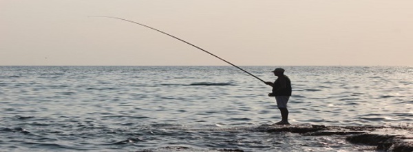 تعليمات شفوية تمنع هواة الصيد بالقصبة من مزاولة هوايتهم بشواطئ إقليم الناظور