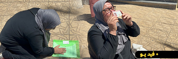 احتجاج سيدة بحضور وزير الصحة بسبب تعرض ابنتها للشلل من طرف طبيب بالمستشفى الحسني بالناظور