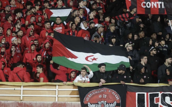 بالصور.. توزيع أعلام البوليساريو على الجمهور الجزائري قبل مباراة نهضة بركان الملغاة