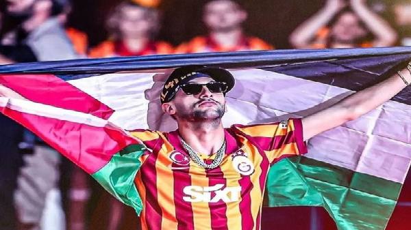 فيديو.. زياش يفاجئ الجميع برفع العلم الفلسطيني في احتفالات فريقه