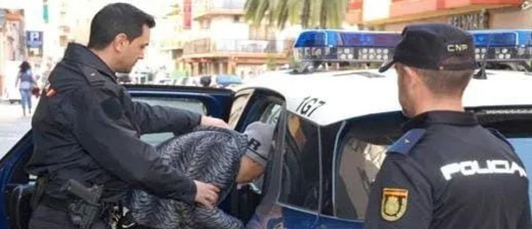الشرطة الإسبانية توقف مغربيا في مدريد خدر فتاة قاصر واغتصبها