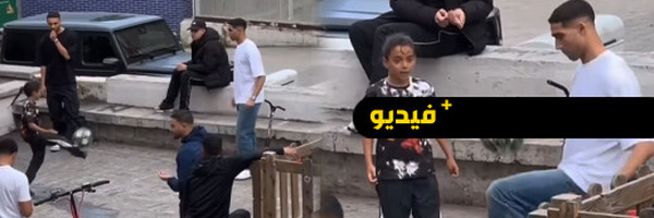 من الملاعب الأوروبية إلى أزقة حي شعبي.. حكيمي يلعب الكرة مع شقيقه والرابور "مراد"