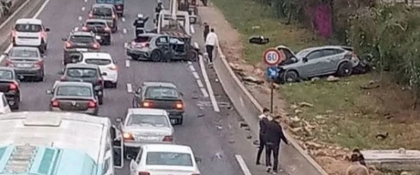 سباق متهور بين سيارتين ينتهي بحادثة مأساوية على الطريق السيار