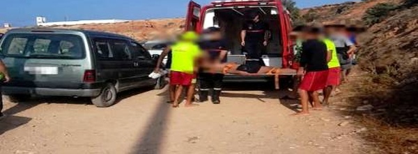 قفزة متهورة تنتهي بجروح خطيرة لشاب في شاطئ إسلي بالحسيمة