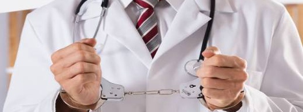 الشرطة توقف طبيبا متلبسا بتلقي رشوة 3000 درهم مقابل تسريع خبرة طبية
