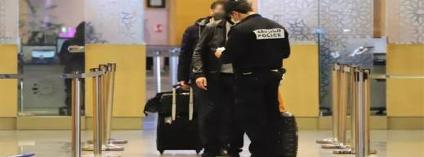 توقيف جزائريين بمطار الرباط-سلا بتهمة تزوير جوازات السفر في طريقهما إلى فرنسا
