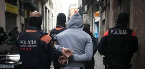 إسبانيا.. توقيف شرطي سرب معطيات حساسة  لبارونات مخدرات مغاربة
