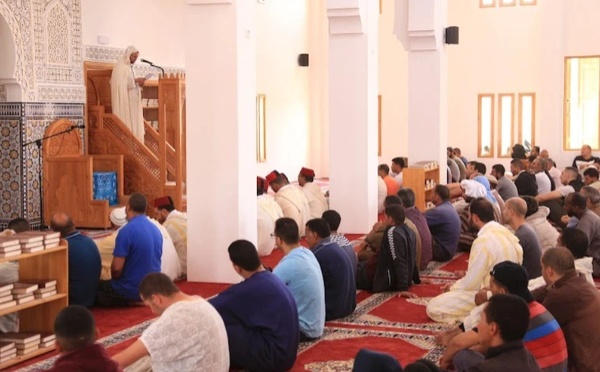 خطبة جمعة موحدة تدعو الآباء لتربية الأولاد على المشاركة في الشأن العام