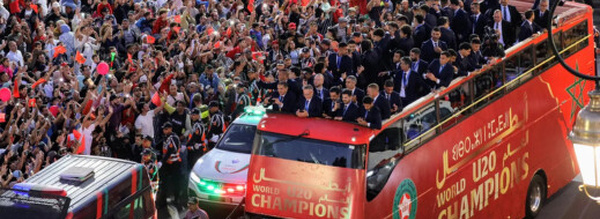 لاعبو المنتخب الوطني يشيدون بالعناية الملكية ويعدون بمزيد من الإنجازات