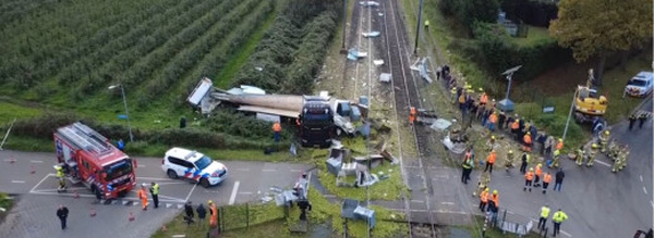 هولندا.. خروج قطار عن السكة بعد اصطدامه بشاحنة محملة بالفواكه