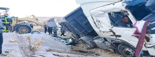 انقلاب شاحنة ينهي حياة زوجين بطريقة مأساوية