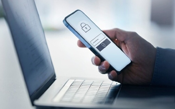 هواتف فاخرة على حساب المال العام تهز بعض  الجماعات