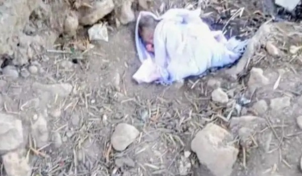 استنفار بعد العثور على رضيعة حديثة الولادة متخلى عنها في منطقة خلاء