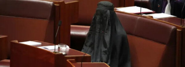 أستراليا.. سيناتور ترتدي البرقع داخل البرلمان احتجاجاً على رفض حظره