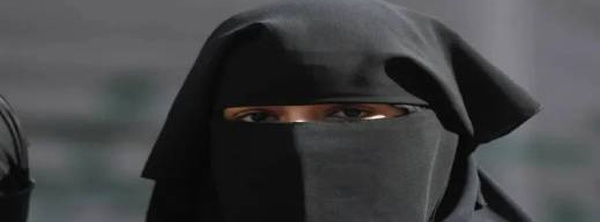 لجنة كاملة تفشل في إقناع مراهقة منقبة بالعودة للدراسة.. فما الذي يحدث فعلا؟