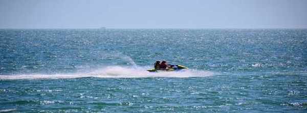 حرس مليلية يوقف 11 شخصا متهم بتهريب مهاجرين عبر "جيت سكي" من الناظور