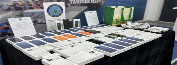 الجمارك توقف راكبا قادما من إسبانيا بحوزته 58  هاتفا من نوع "آيفون 17"