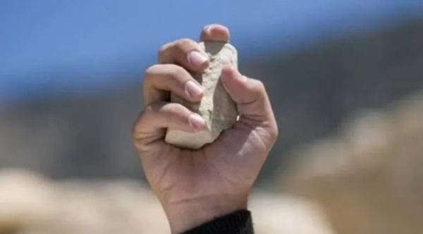 مؤثرة مشهورة ترمي حجرا على مستخدم محطة القطار بطنجة