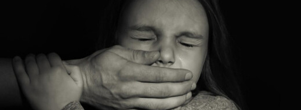 30 سنة سجناً لأب متهم بهتك عرض ابنتيه القاصرتين