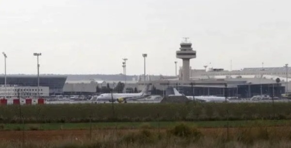 توقيف 9 مسافرين مغاربة بسبب شجار عنيف داخل طائرة بمطار مايوركا