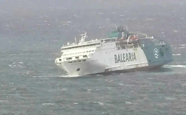 لحظات مرعبة على متن باخرة  أبحرت من الجزيرة الخضراء  بسبب الأمواج العاتية