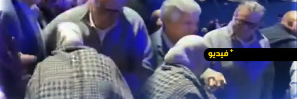 سيدة تهم بتقبيل يد أخنوش في لقاء حزبي بالناظور.. والأخير يسحب يده ويبدي امتعاضه