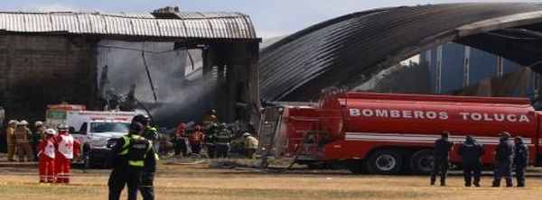 المكسيك تشهد مأساة جوية: سبعة قتلى وإجلاء 130 شخصا بعد تحطم طائرة