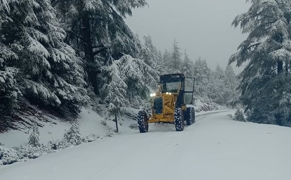 تساقطات ثلجية مهمة بجبل تيزي فري وبني عمارت بإقليم الحسيمة