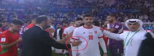 بعد موجة الغضب.. لاعب أردني يعتذر للسكتيوي ويكشف حقيقة “لقطة المصافحة”