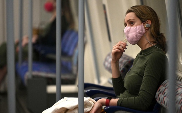 فرنسا تدعو مواطنيها للعودة إلى وضع الكمامة بسبب تفشي الإنفلونزا