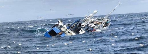 البحر يغدر ببحارة.. نجاة 10 وفقدان واحد في ليلة مأساوية عاشها ميناء "الوطية"