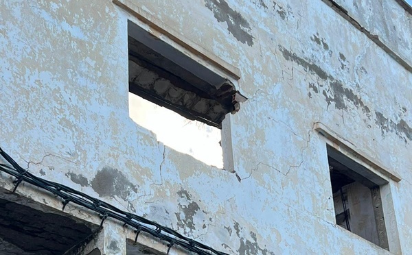 بناية آيلة للسقوط وسط بن الطيب تثير مخاوف الساكنة.. ومطالب بتدخل عاجل لتفادي الكارثة