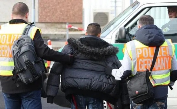 6670 مغربياً يتلقون أوامر مغادرة من الاتحاد الأوروبي وسط جدل حقوقي