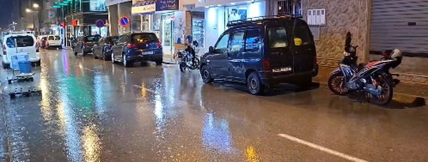 أمطار كثيفة تغمر شوارع الحسيمة وتحيي الأمل في نفوس الساكنة