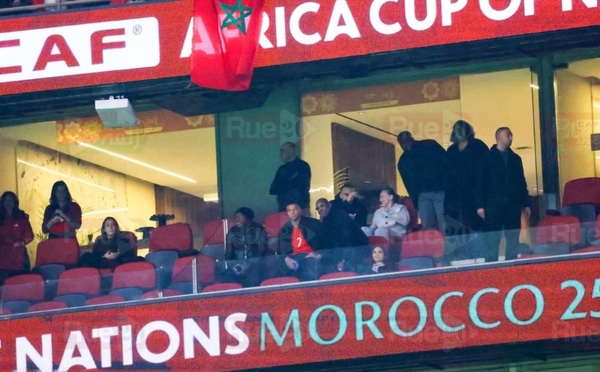 كيليان مبابي يحضر مباراة المغرب ضد مالي ويرتدي قميص حكيمي