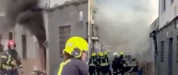 مهاجر مغربي يغامر بحياته وينقذ أسرة من حريق مروّع بإشبيلية