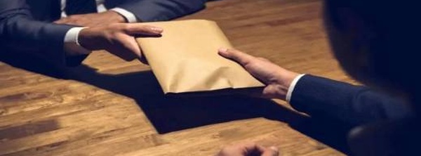 رئيس جماعة يسقط متلبسا بـ "رشوة" 10 آلاف درهم ونائباه يلحقان به للزنزانة